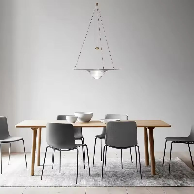 Au-dessus d’une table en bois, suspension disque en verre à cœur goutte au style japandi sobre et aérien