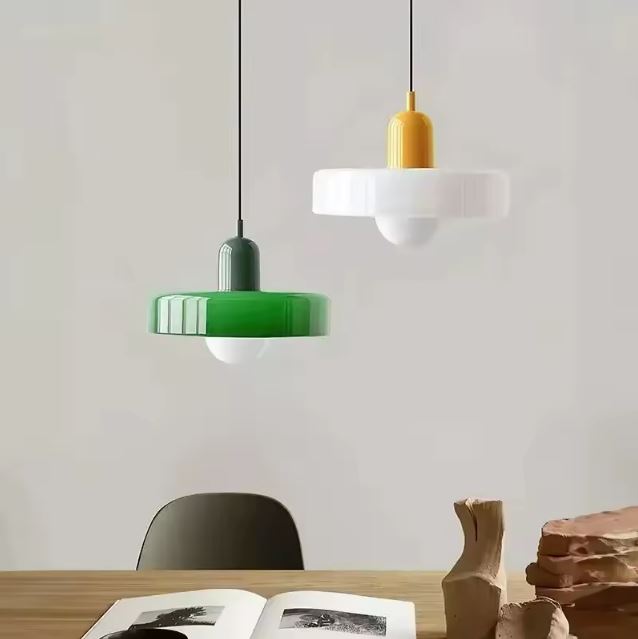 Suspension disque verte et blanche, accents Bauhaus et allure épurée pour une décoration moderne.