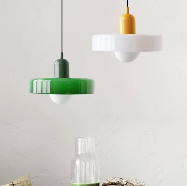 Suspension disque verte et blanche, style pop scandinave et design frais pour une ambiance lumineuse.