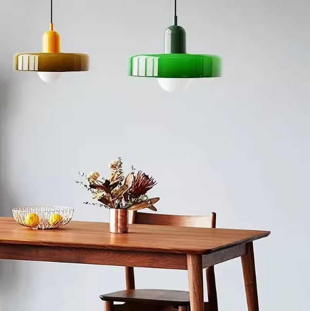 Suspension disque verte et jaune, style rétro scandinave et design coloré pour salle à manger.
