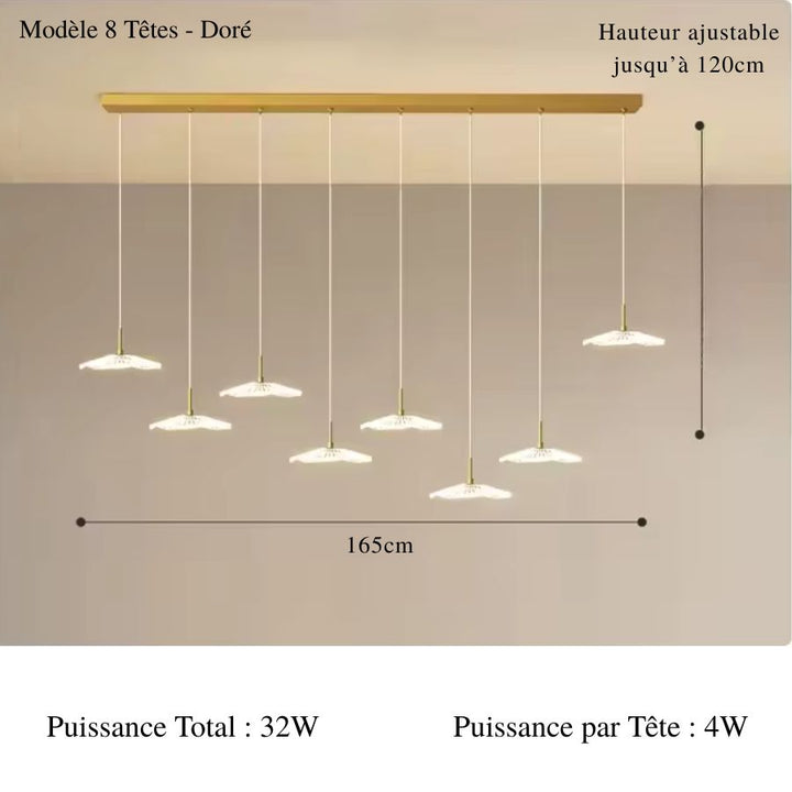 Huit ombrelles LED transparentes suspendues à une barre dorée forment un lustre linéaire élégant au design épuré
