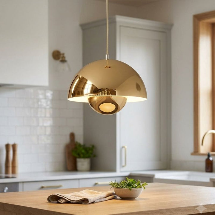 Suspension dorée au design organique, sublimant une cuisine lumineuse avec une touche luxueuse.