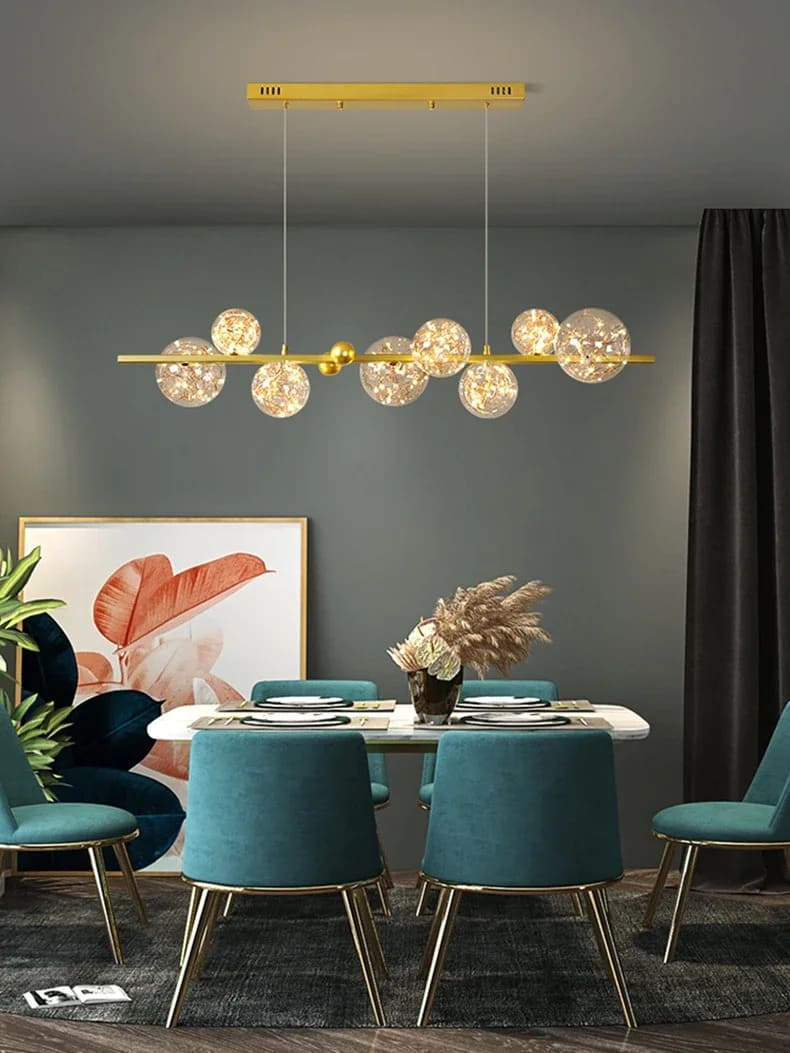 Suspension dorée à globes lumineux pour une salle à manger élégante aux tons verts