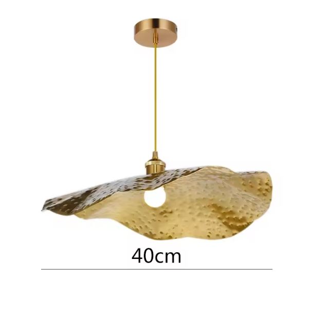 Suspension dorée martelée de 40 cm, parfaite pour illuminer une table ou un espace contemporain.