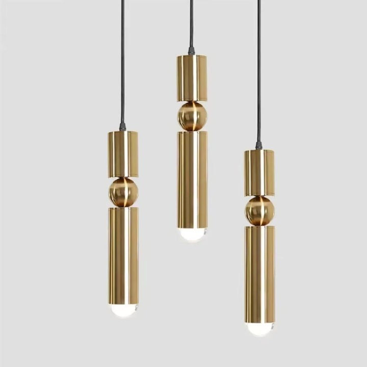 Trio de suspensions dorées allongées à sphère centrale, au design géométrique contemporain et raffiné