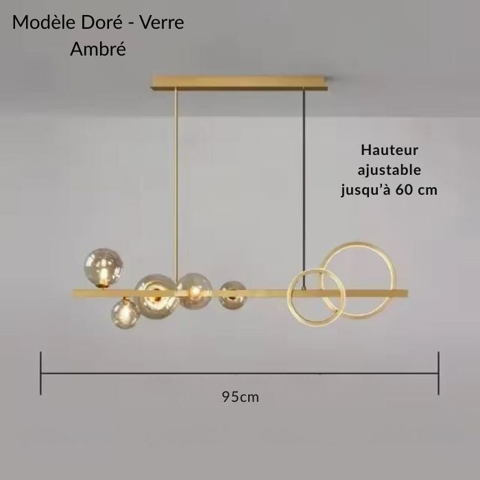 Suspension dorée avec globes en verre ambré et anneaux LED, idéale pour un intérieur chaleureux et raffiné, hauteur réglable jusqu’à 60 cm.