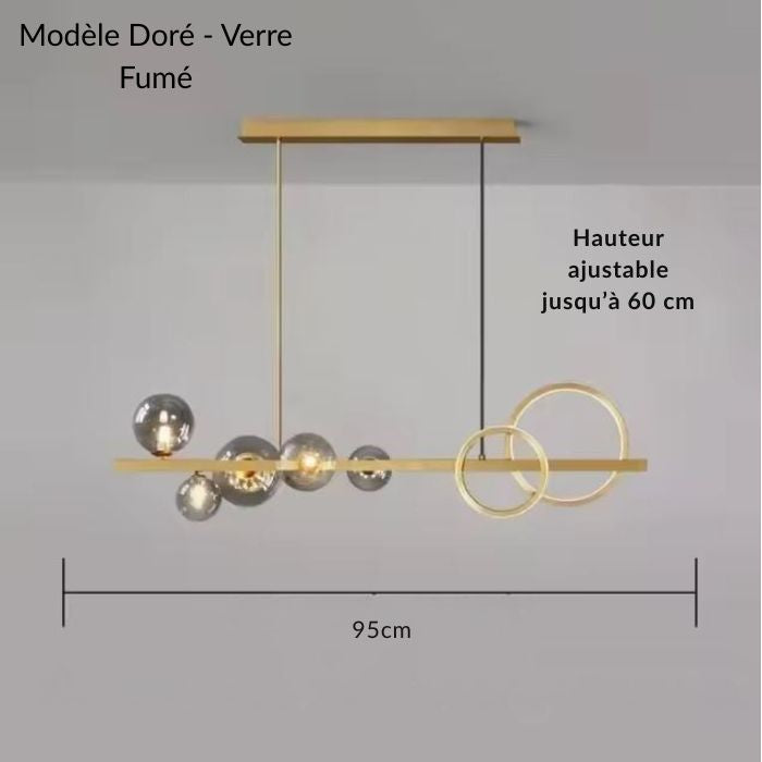 Suspension dorée design avec globes en verre fumé et anneaux LED, combinant élégance moderne et lumière chaleureuse sur 95 cm de largeur.
