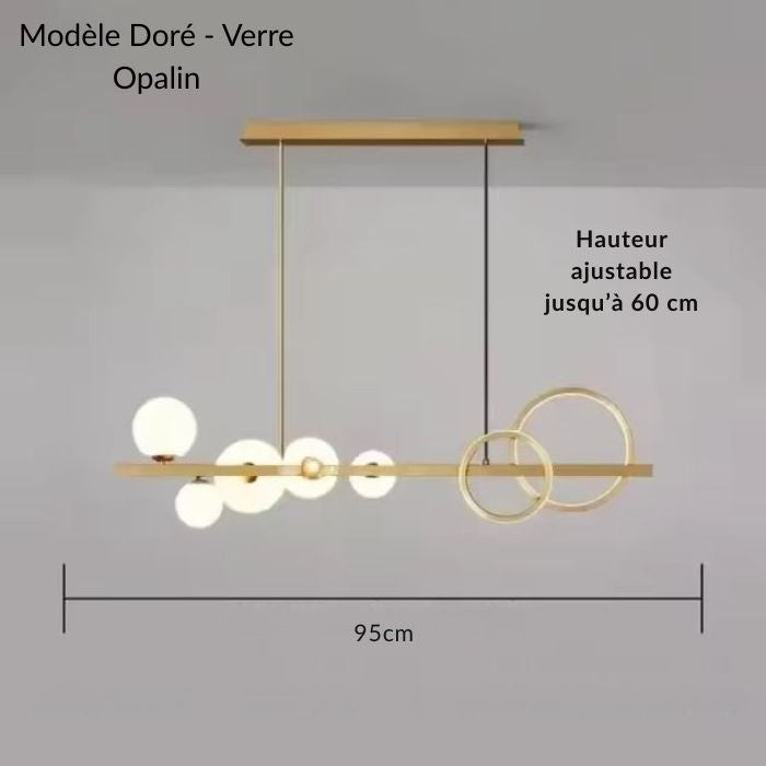 Suspension dorée avec globes opalins et anneaux LED, offrant un éclairage design et doux, hauteur ajustable pour salle à manger moderne.