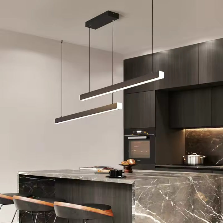 Deux barres LED décalées composent une suspension design noire au style moderne et architectural