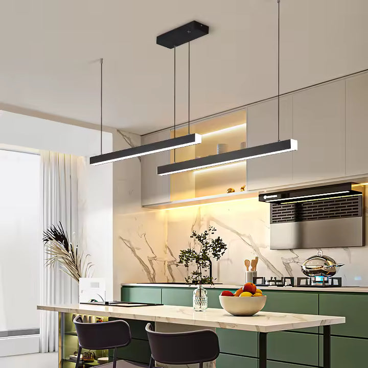 Installée au-dessus d’un îlot de cuisine, la double barre LED décalée souligne un style contemporain et épuré