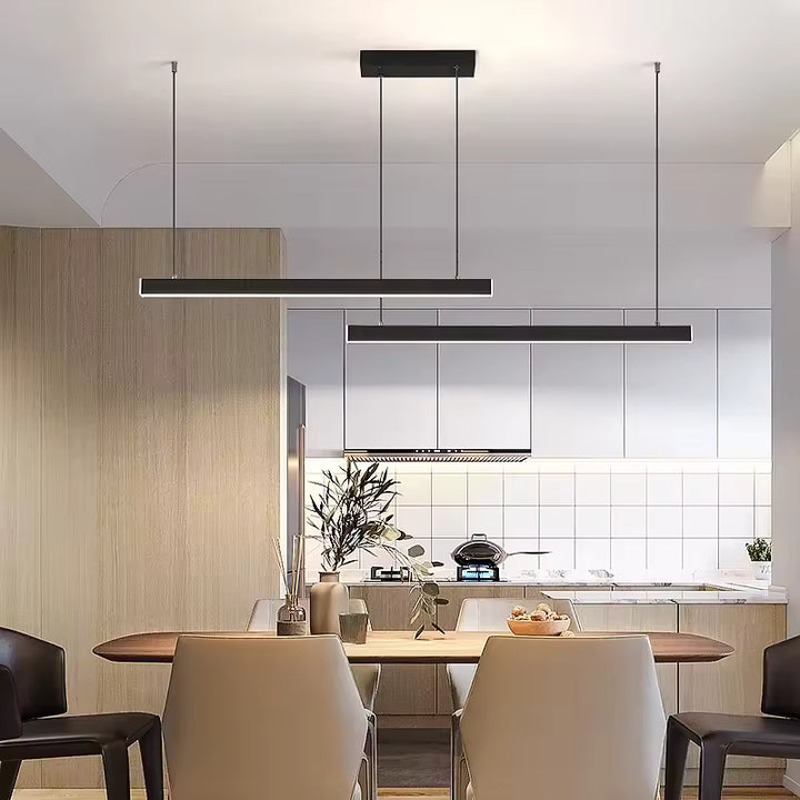 Au-dessus de la table, cette suspension LED à double barre décalée affirme un style moderne et minimaliste