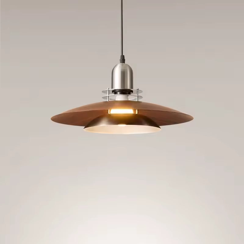 Allumée sur fond clair, cette suspension à double réflecteur en métal effet noyer dévoile un style vintage raffiné.