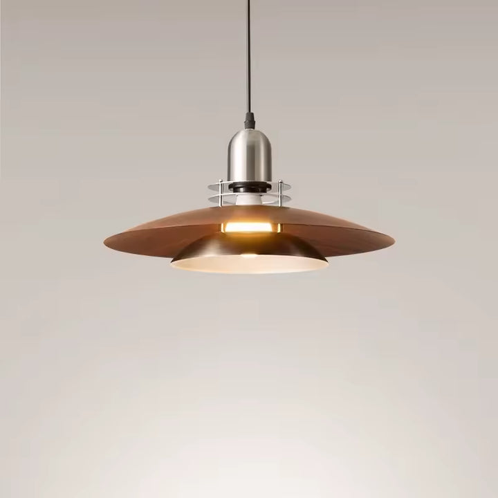 Allumée sur fond clair, cette suspension à double réflecteur en métal effet noyer dévoile un style vintage raffiné.