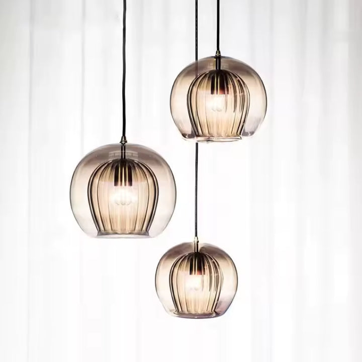 Suspensions en verre ambré aux formes arrondies et cœur strié, dans un esprit design moderne