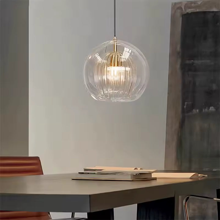 Suspension double verre à cœur strié éclairant un bureau contemporain avec une silhouette ronde et épurée