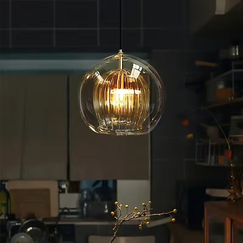 Suspension en double verre transparent à cœur strié diffusant une lumière chaleureuse au style chic et sophistiqué