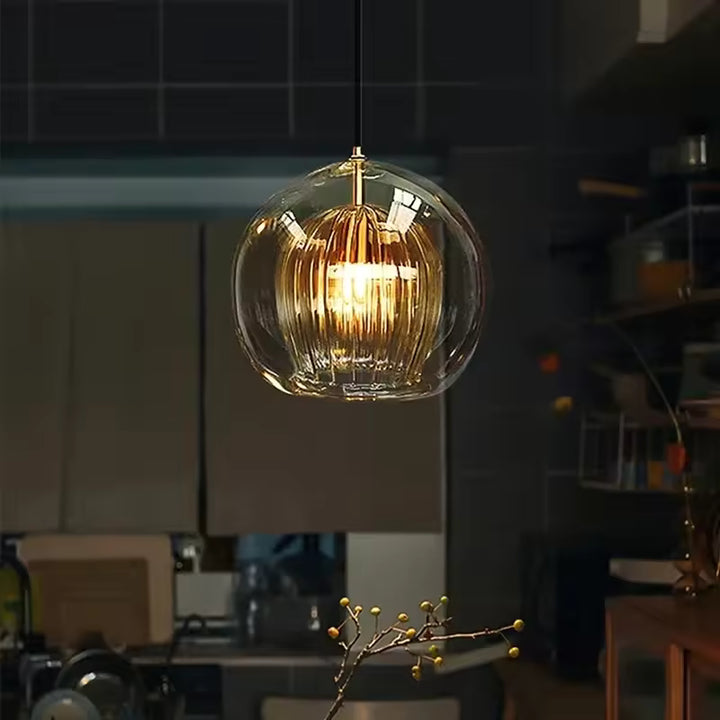 Suspension en double verre transparent à cœur strié diffusant une lumière chaleureuse au style chic et sophistiqué