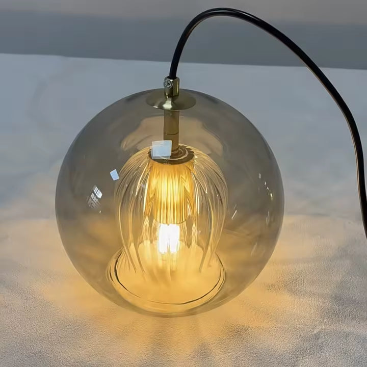Détail d’une suspension double verre à cœur strié, révélant son relief sous une lumière chaude et enveloppante