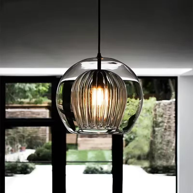 Suspension ronde en double verre avec cœur strié lumineux, au design contemporain élégant et aérien