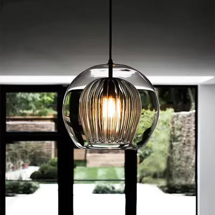 Suspension ronde en double verre avec cœur strié lumineux, au design contemporain élégant et aérien