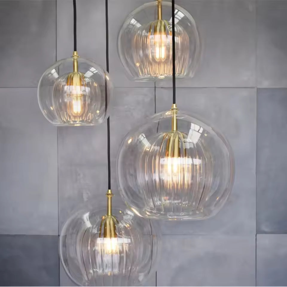 Suspension en double verre transparent à cœur strié, présentée en composition lumineuse contemporaine