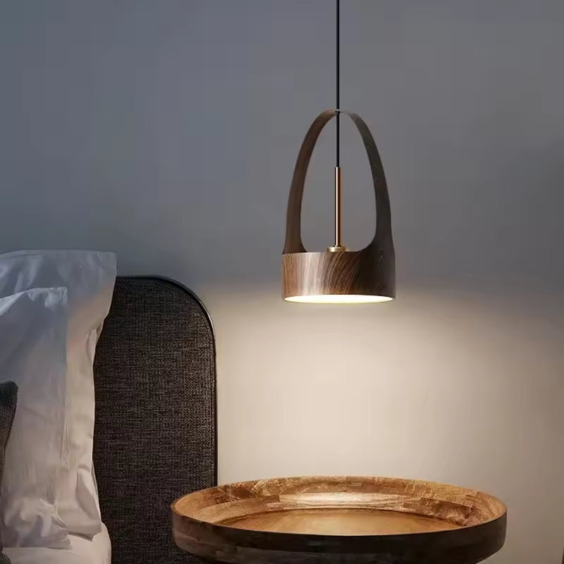 Suspendue près du lit, cette arche effet bois diffuse un éclairage doux dans une chambre aux accents japandi
