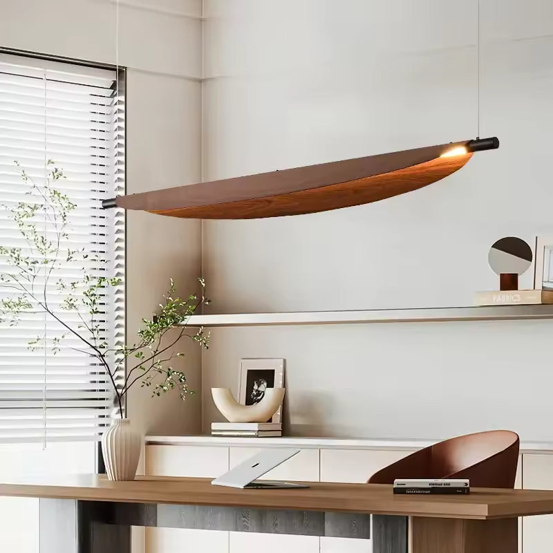 Dans un bureau épuré, la suspension effet bois en lame courbe apporte une touche architecturale, moderne et chaleureuse