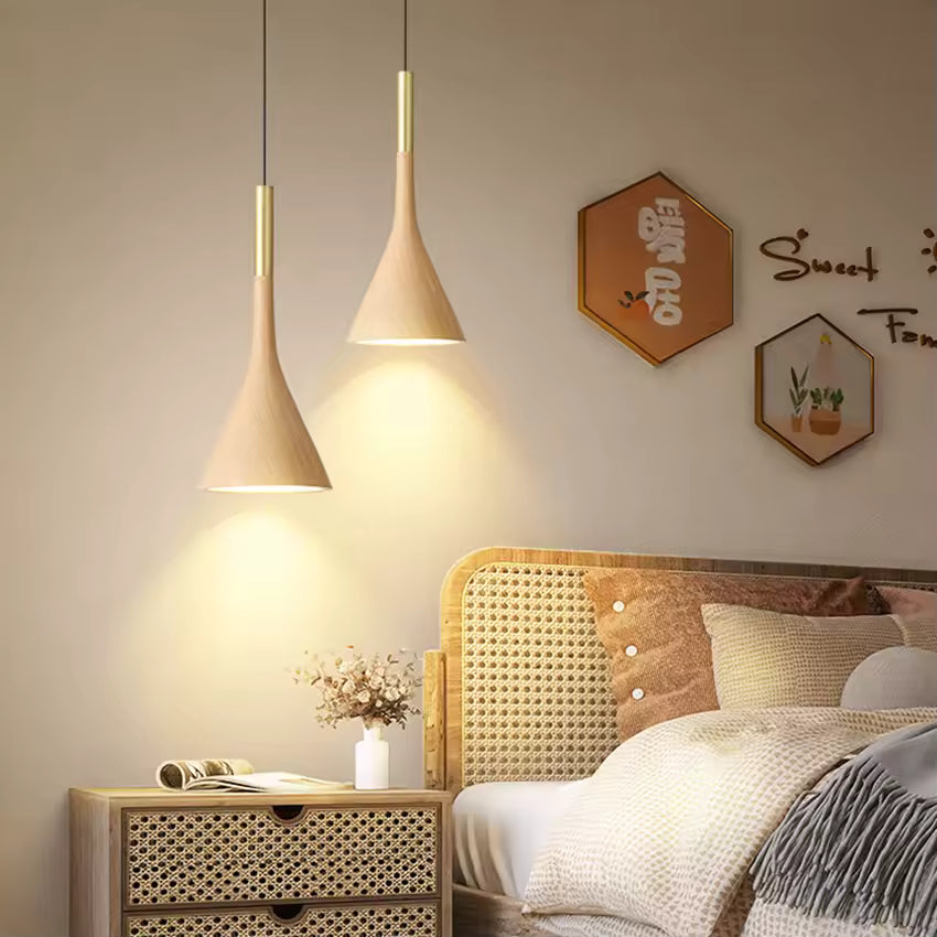 Dans une chambre aux accents naturels, la suspension conique effet bois clair diffuse une lumière chaude au style japandi