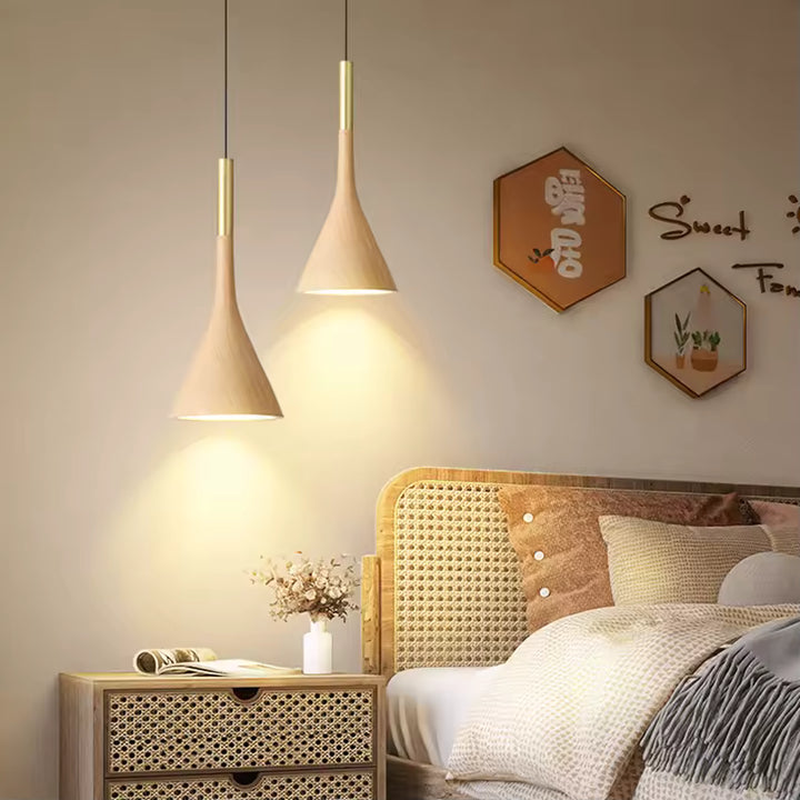 Dans une chambre aux accents naturels, la suspension conique effet bois clair diffuse une lumière chaude au style japandi