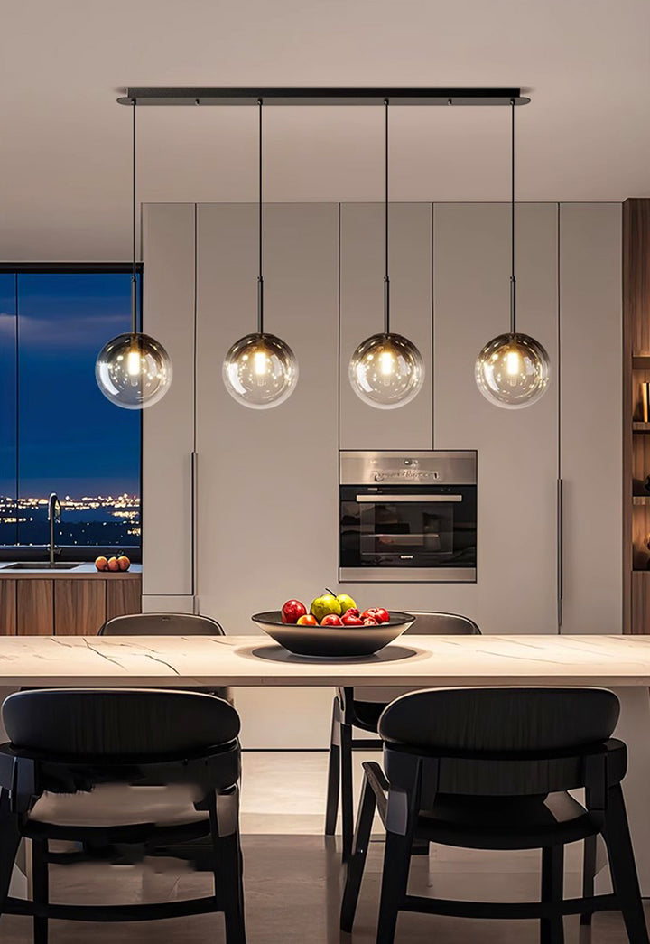 Suspension élégante en verre s'accordant parfaitement avec un mobilier de salle à manger moderne.