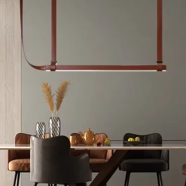 Suspension en cuir marron au design moderne, équipée d'un éclairage LED linéaire, parfaite pour une salle à manger élégante et chaleureuse.