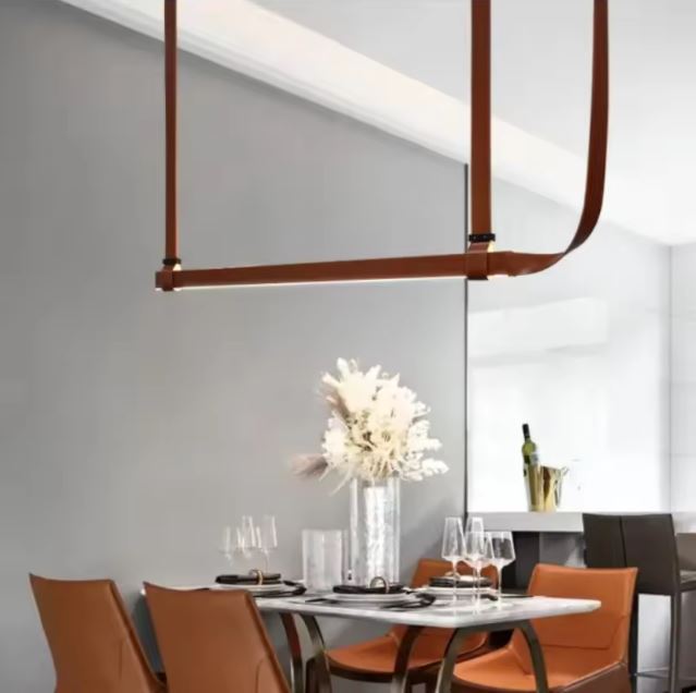 Suspension en cuir marron au design moderne, idéale pour une salle à manger élégante avec un éclairage raffiné et sophistiqué.