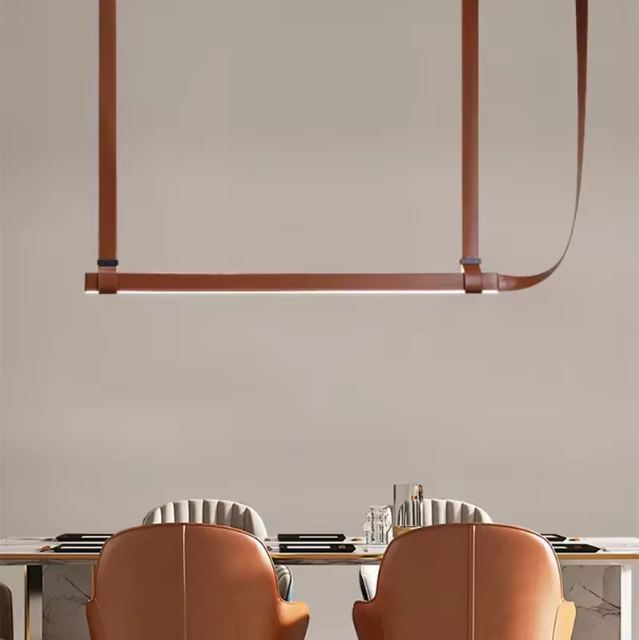 Suspension en cuir marron avec éclairage LED, alliant design élégant et raffiné pour une salle à manger moderne et chaleureuse.