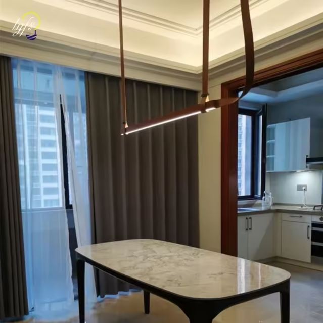 Suspension en cuir marron avec éclairage LED, sublimant une salle à manger moderne avec son design élégant et sophistiqué.