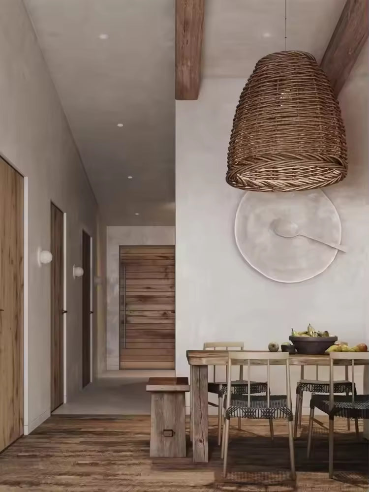 Grande suspension en osier tressé forme cloche dans une salle à manger épurée d’inspiration japandi