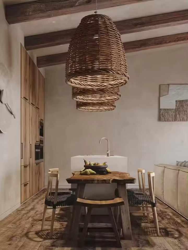 Suspension en osier tressé forme cloche dans une salle à manger naturelle au style rustique et bohème