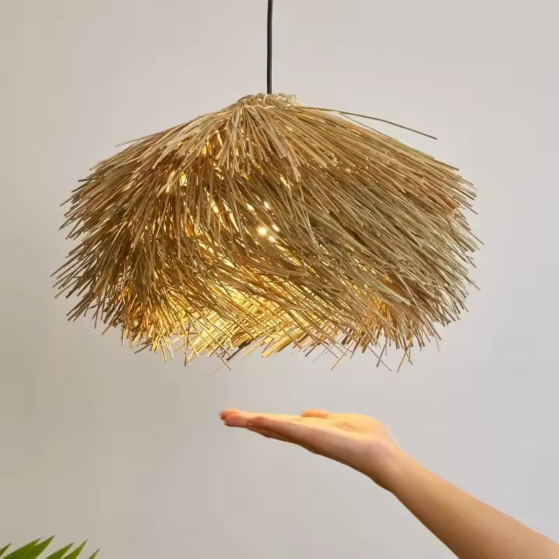 Suspension en paille en forme de chapeau éclairée, au rendu artisanal chaleureux et au style bohème naturel
