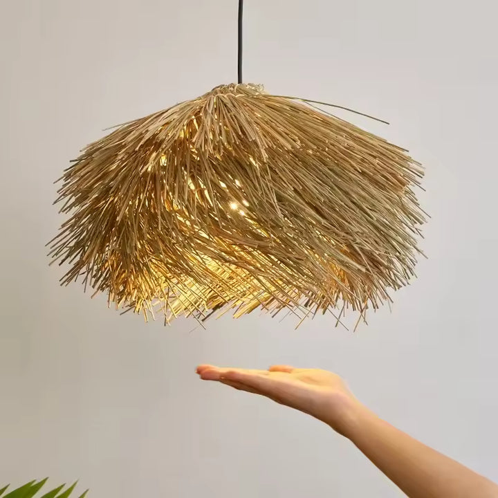 Suspension en paille en forme de chapeau éclairée, au rendu artisanal chaleureux et au style bohème naturel