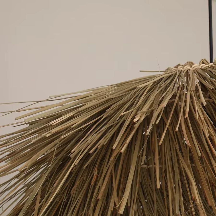 Suspension en paille vue en détail, avec longues fibres naturelles au rendu brut, organique et bohème
