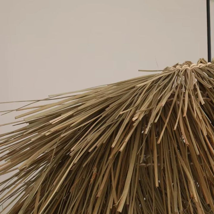 Suspension en paille vue en détail, avec longues fibres naturelles au rendu brut, organique et bohème