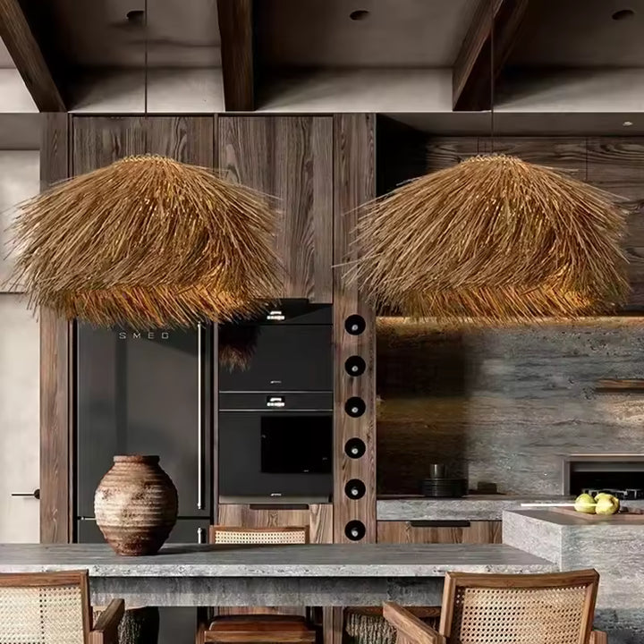 Deux suspensions en paille en forme de chapeau dans une cuisine contemporaine au style naturel et rustique chic