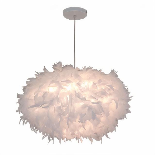 Suspension en plume blanche avec un design original, idéale pour apporter une touche légère et élégante à votre intérieur.