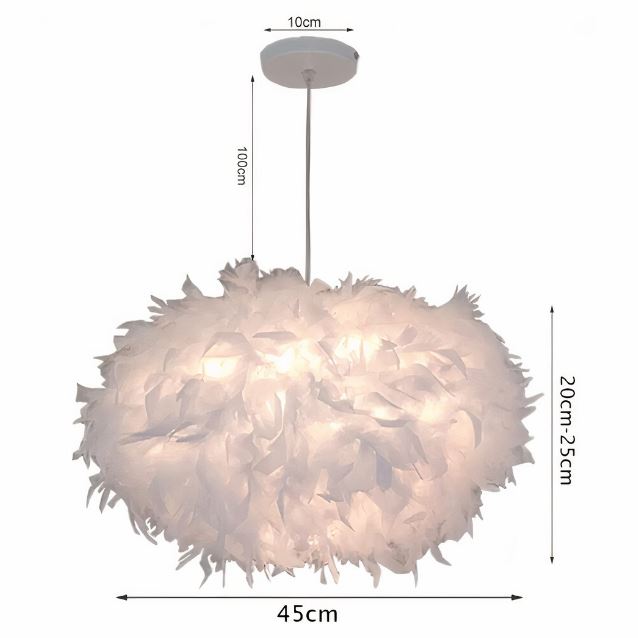 Suspension en plume blanche mesurant 45 cm de diamètre, idéale pour un éclairage design et aérien.