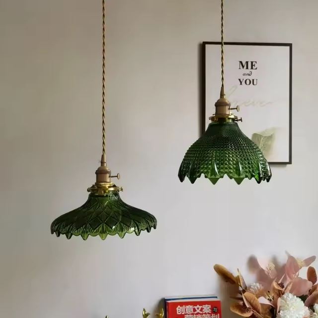 Suspension en verre vert au design floral inspiré de l’Art Déco, parfaite pour une décoration vintage raffinée.