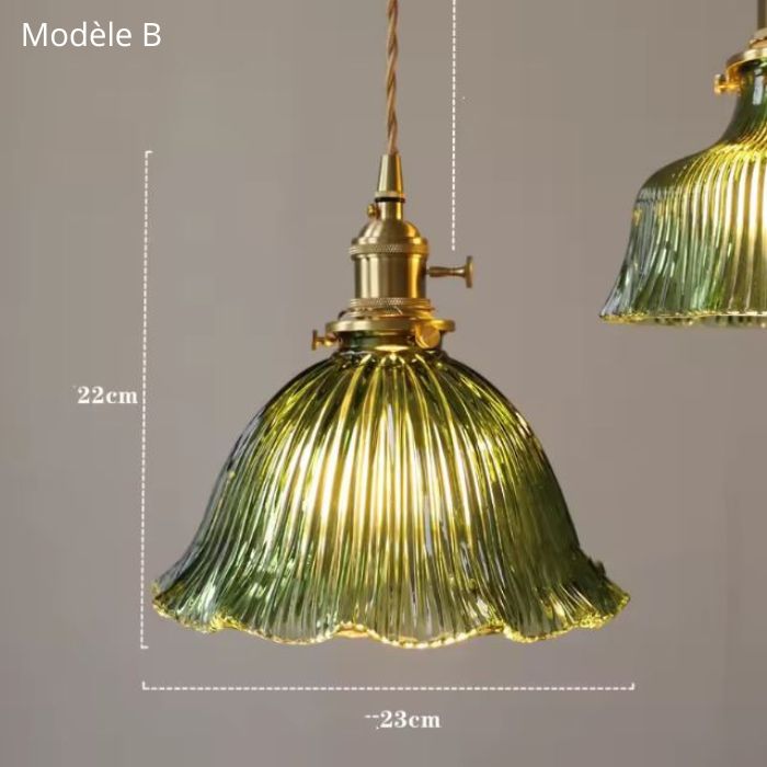 Suspension en verre vert modèle B, au design vintage nervuré, parfaite pour une déco élégante et lumineuse.