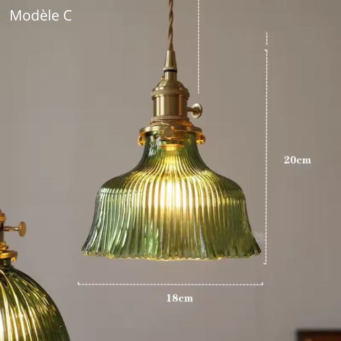 Suspension en verre vert modèle C, au style classique et raffiné, parfaite pour un éclairage doux et élégant.