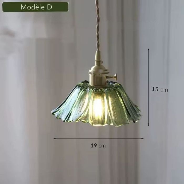 Suspension en verre vert modèle D au design pétale floral, idéale pour un intérieur romantique et lumineux.