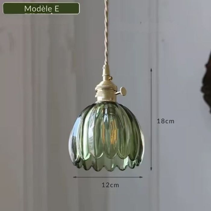 Suspension en verre vert modèle E en forme de boule florale, parfaite pour une déco naturelle et raffinée.