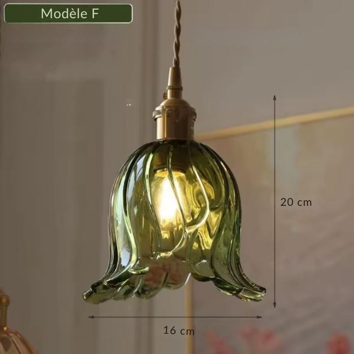 Suspension en verre vert modèle F au design tulipe, une pièce florale élégante idéale pour une lumière douce et naturelle.