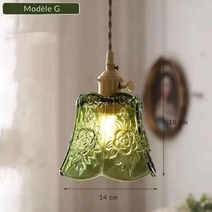 Suspension en verre vert modèle G, au design floral gravé, parfaite pour une ambiance romantique et lumineuse.